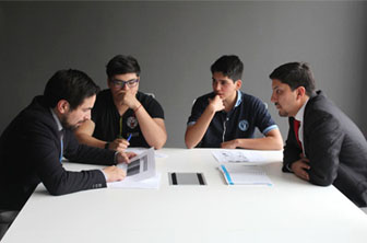 Se cierra la etapa de coaching para estudiantes del Liceo Arturo Alessandri Palma con monitores de Caja Los Andes